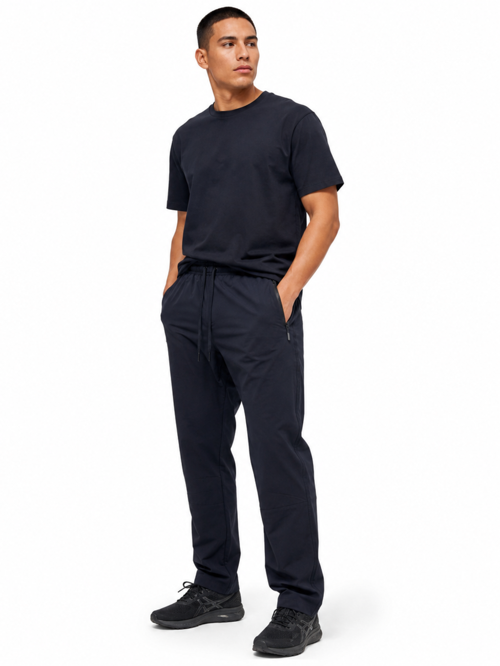 Pantalón deportivo recto hombre azul marino modelo cuerpo completo