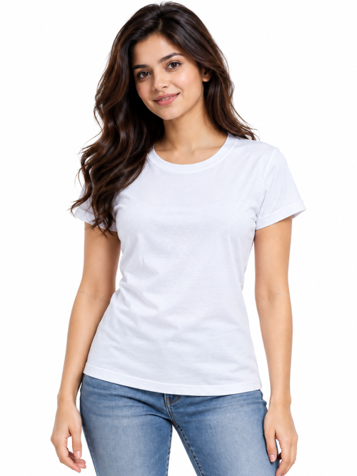 Vista frontal del polo blanco Valeria para mujer, cuello redondo y manga corta, combinado con jean azul.