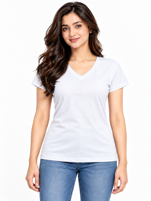 Polo blanco para mujer con cuello V, manga corta y silueta entallada, vista frontal con jean azul.