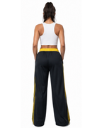 Pantalón Deportivo Oversized Negro con Franjas Amarillas — Tela Nova | Mujer | ENKI - ENKI ModaStyle