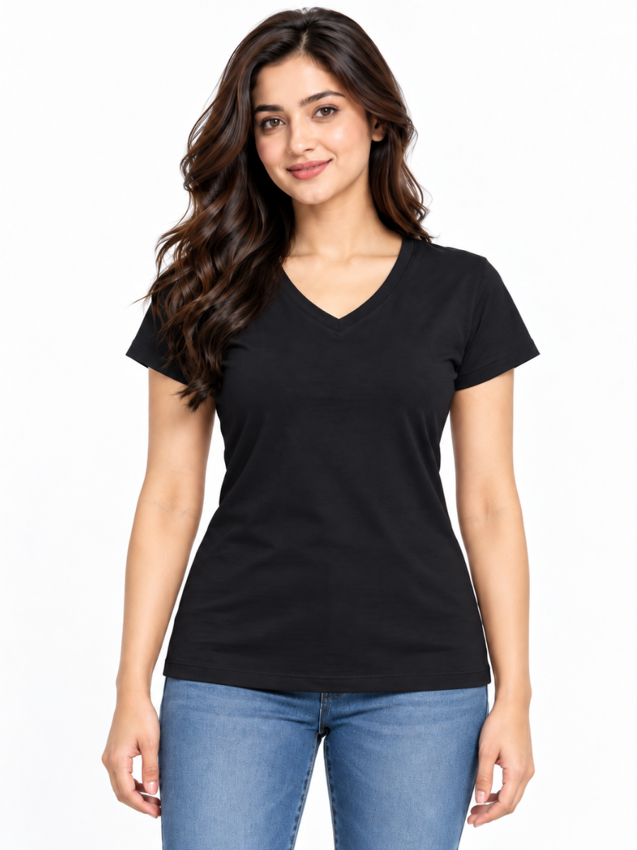 Polo negro para mujer con cuello V, manga corta y silueta entallada, vista frontal con jean azul.