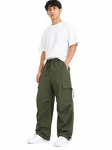Pantalón Parachute Verde Militar — Tela Mojada | Regulador en Bota | Hombre | ENKI 2