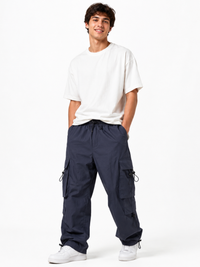 Pantalón Parachute Gris — Tela Mojada | Regulador en Bota | Hombre | ENKI
