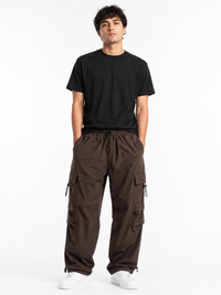 Pantalón Parachute Marrón — Tela Mojada | Regulador en Bota | Cargo | Hombre | ENKI