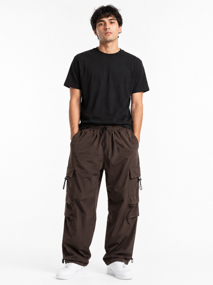 Pantalón Parachute Marrón — Tela Mojada | Regulador en Bota | Cargo | Hombre | ENKI