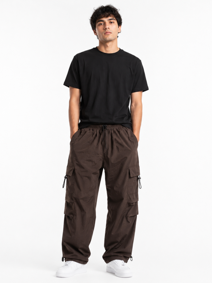 Pantalón Parachute Marrón — Tela Mojada | Regulador en Bota | Cargo | Hombre | ENKI