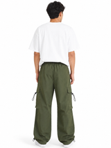 Pantalón Parachute Verde Militar — Tela Mojada | Regulador en Bota | Hombre | ENKI 4
