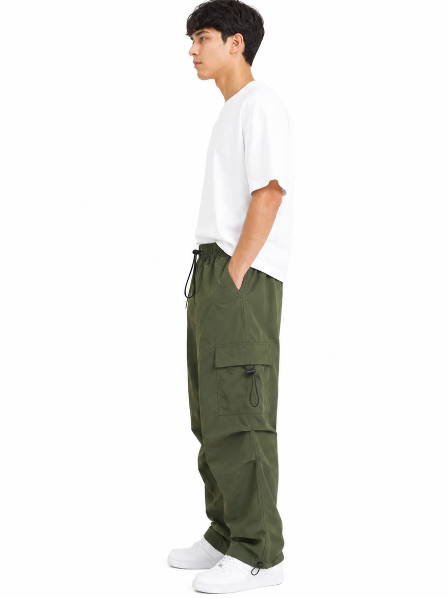 Pantalón Parachute Verde Militar — Tela Mojada | Regulador en Bota | Hombre | ENKI