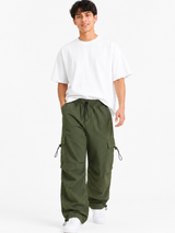 Pantalón Parachute Verde Militar — Tela Mojada | Regulador en Bota | Hombre | ENKI 1