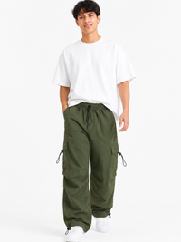 Pantalón Parachute Verde Militar — Tela Mojada | Regulador en Bota | Hombre | ENKI