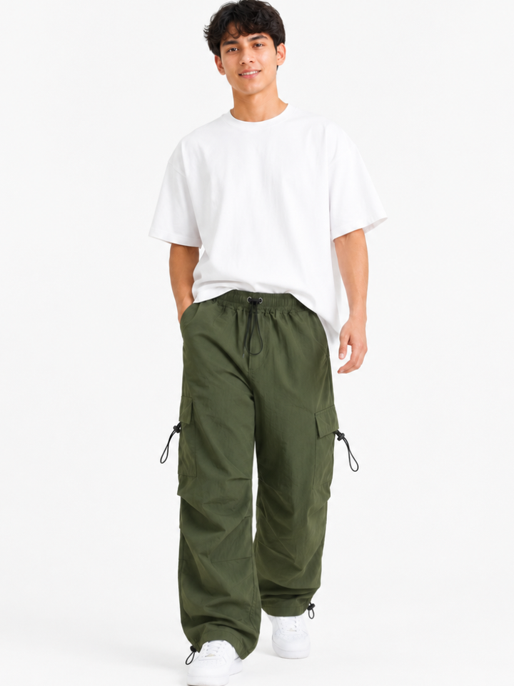 Pantalón Parachute Verde Militar — Tela Mojada | Regulador en Bota | Hombre | ENKI